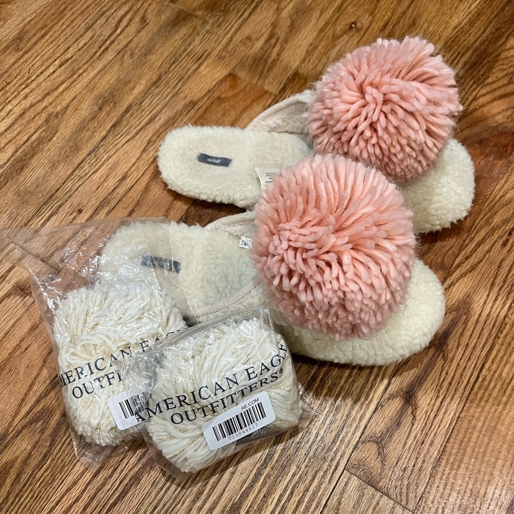 Aerie slippers with changeable poms